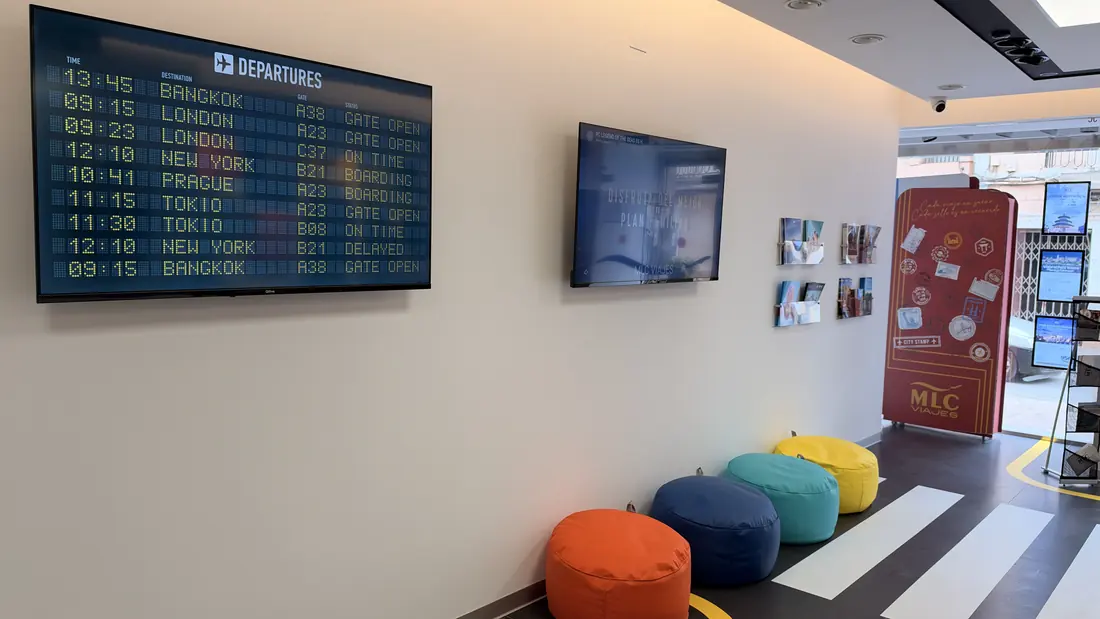 Panel de salidas de aeropuerto en la agencia
