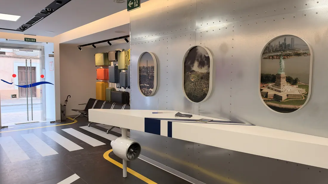 Ventanillas de avión con destinos del mundo